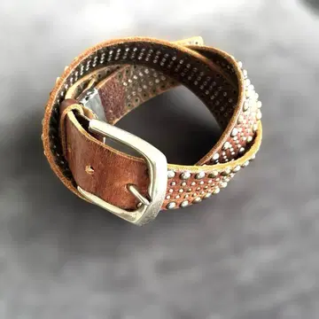 스터드 장식 브라운 가죽 벨트