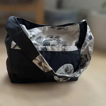 숄더백 패브릭 소재 블랙 x 일본풍 패턴 먹그림 꽃무늬
