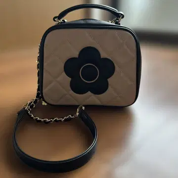 MARY QUANT 스퀘어 퀼트 데이지 패치 2WAY 숄더