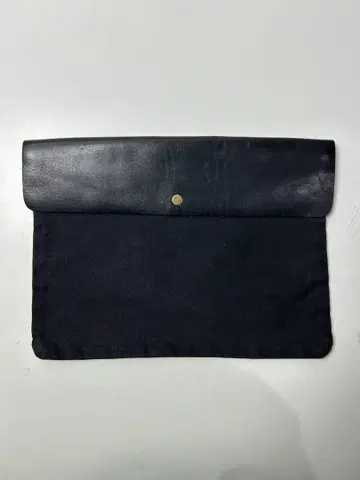 HIGHTIDE fur. 플랫 파우치 블랙 iPad 수납 소가죽