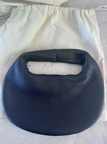 AETA 블랙 가죽 핸들 포함 숄더백 M