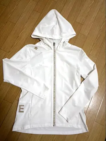 데상트 골프 후드티 화이트