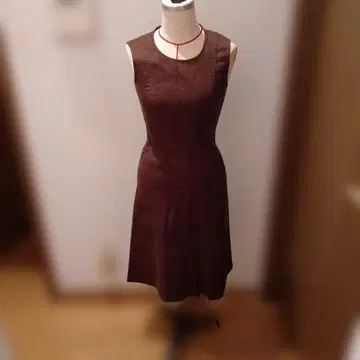 서포트 서페이스 슬리브리스 원피스 브라운 드레스