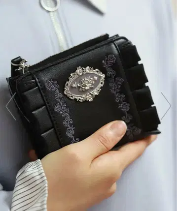 axes femme 로즈 자수 프릴 미니 지갑