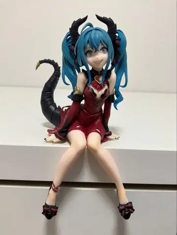 미쿠 피규어 빨간색 드레스