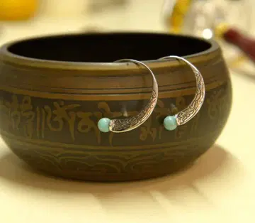 터콰이즈 비즈가 달린 실버 후프 귀걸이