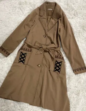 axes femme 베이지 트렌치코트 레이스 자수 M