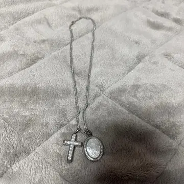 스톤 장식 크로스와 메달 목걸이
