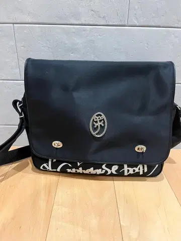 [ 새상품급 ] 까스텔바작 메신저 백 블랙 실버 금장 장식 로고