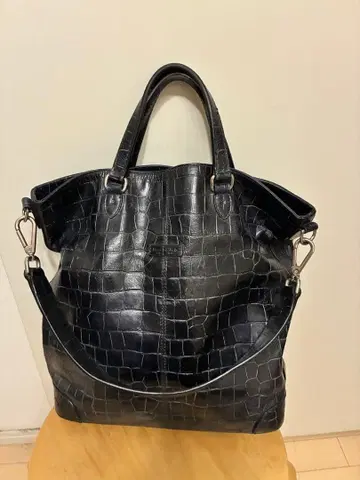 Daniel & Bob 다니엘앤드밥 네이비 엠보 가죽 토트백