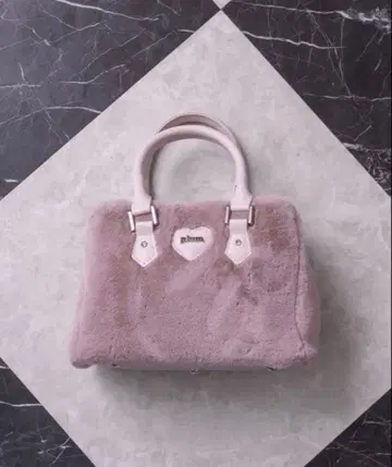 pium 비쥬 체인 달린 pium 하트 퍼 백