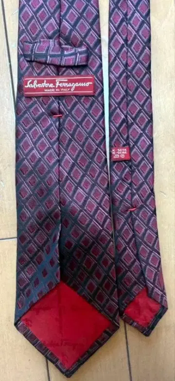 Salvatore Ferragamo 넥타이 다이아몬드 와인 레드