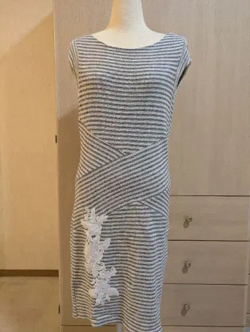 데시구알 프렌치 슬리브 무릎 기장 원피스 그레이와 화이트 스트라이프