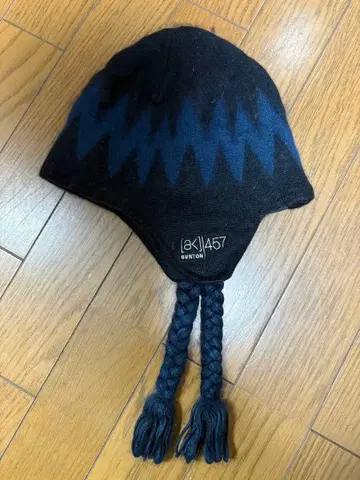 Burton AK457 비니 니트 모자 끈 포함 버튼
