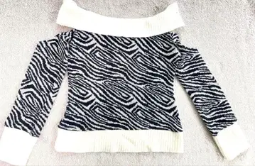 d.i.a. 제브라 패턴 어깨 트임 오프숄더 니트