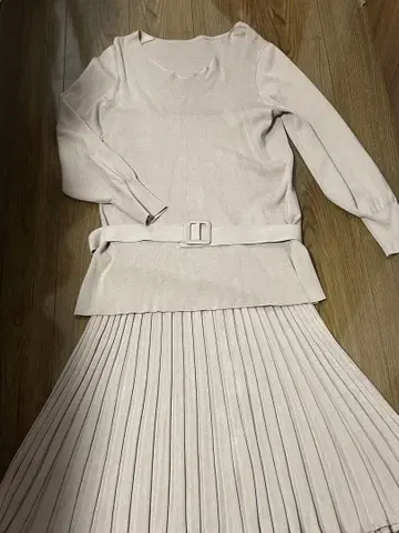 내추럴 뷰티 니트 셋업 플리츠 스커트 벨트 포함 베이지