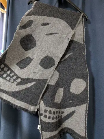 ALEXANDER McQUEEN 스컬 패턴 머플러