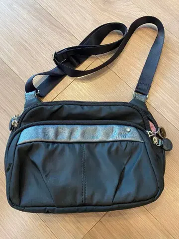 카나나 프로젝트 나일론 소재 블랙 숄더백 블랙 안쪽 핑크