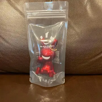 블랙 토끼 레드 왕관 포함