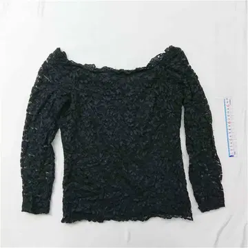 세실 맥비 블랙 레이스 오프숄더 상의