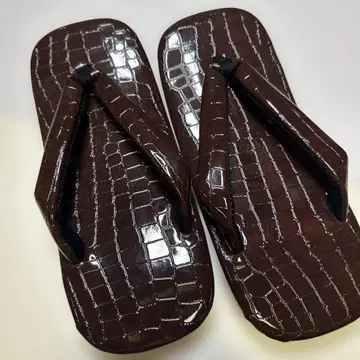 화이트 데이에 멋진 남자친구에게 브라운 크로커다일 패턴 셋타 11800엔