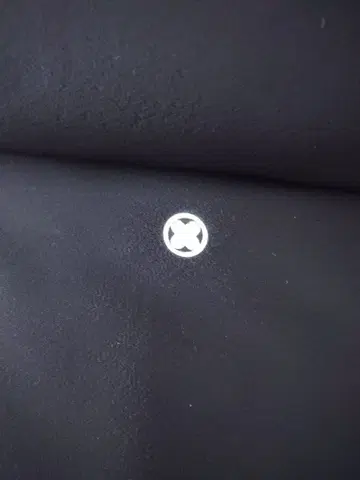 블랙 문장 기모노 옷감, 둥근 모양에 서로 다른 매의 깃털 문양 들어감