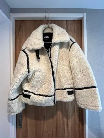 ZARA 아이보리 숏 무스탕 코트