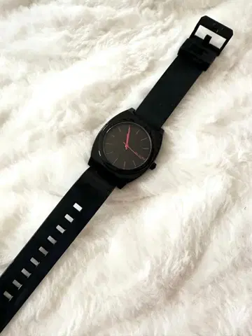 NIXON 블랙 실리콘 밴드 시계