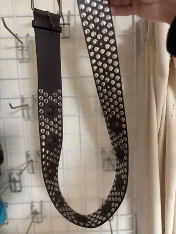 스터드 장식 브라운 가죽 벨트