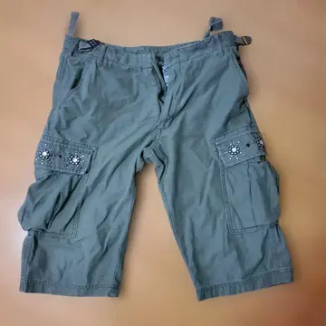 올리브 그린 카고 숏팬츠 FABTUNES