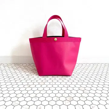 핸드메이드 보트형 토트 M 마젠타 푸시아 안감 블랙 버튼 골드