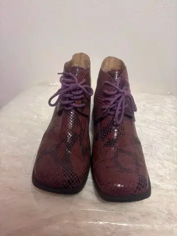 퍼플 스네이크 스킨풍 레이스업 부츠