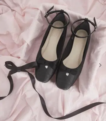 [ 미사용 새상품 ] MAJESTIC LEGON 퀼팅 리본 펌프스