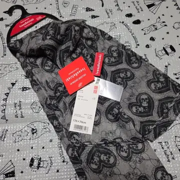 [ 미사용 새상품 ] 유니클로 콜라보 스컬과 하트 무늬 스톨 그레이