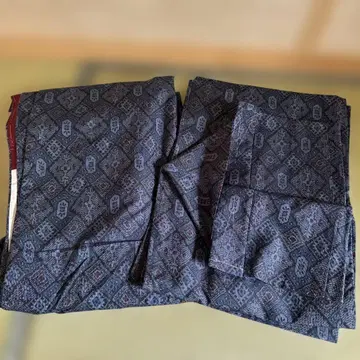 블랙 계열 기하학 패턴의 실크 명주 기모노