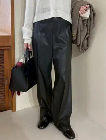 [ 새상품 ] 미라 오웬 인조 가죽 블랙 와이드 이지 팬츠