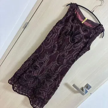 다크 퍼플 슬리브리스 무릎 기장 원피스