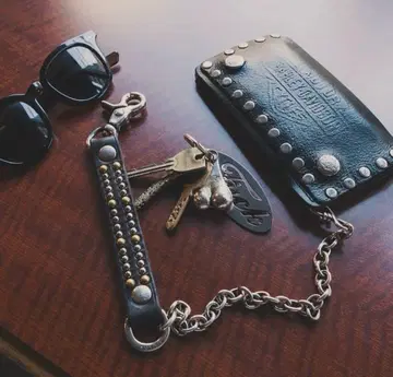 Hotel이라는 이름의 미용실 x US 산겐자야 스터드 부착 지갑 체인