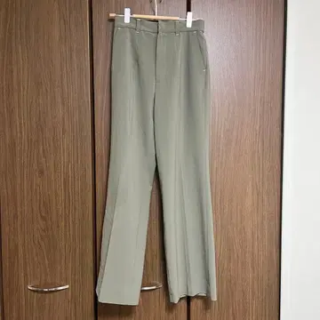 카키 스트레이트 팬츠 센터 프레스 앞뒤 포켓 부착