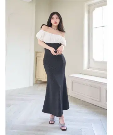 다리치 오프숄더 도킹 니트 롱 원피스 블랙 화이트