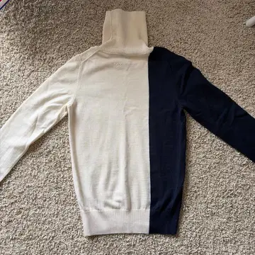 하이넥 이색 디자인 스웨터 테일러메이드