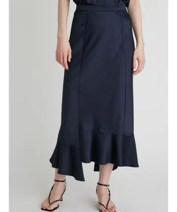 [ 당일 발송 가능 ] FRAY I.D 랜덤 헤무 새틴 스커트 네이비