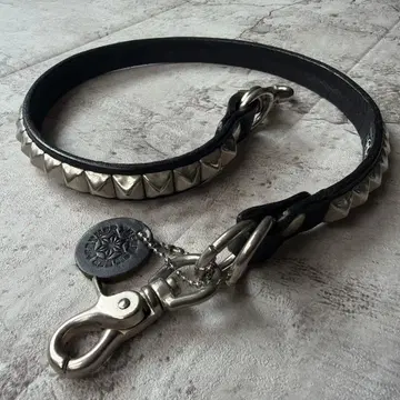 ThCbn 피라미드 스터드 가죽 지갑 체인