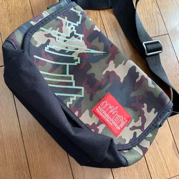 Manhattan Portage 카모 패턴 x 블랙 중형 메신저 백