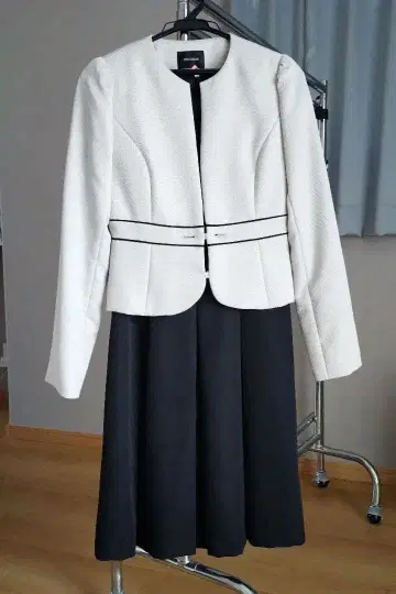 아드루즈 포멀 수트 그레이쉬 화이트