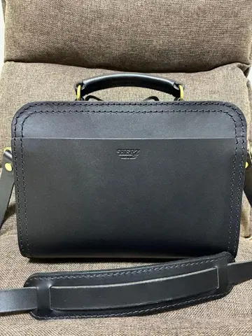 HERZ 헤르츠 블랙 가죽 숄더백