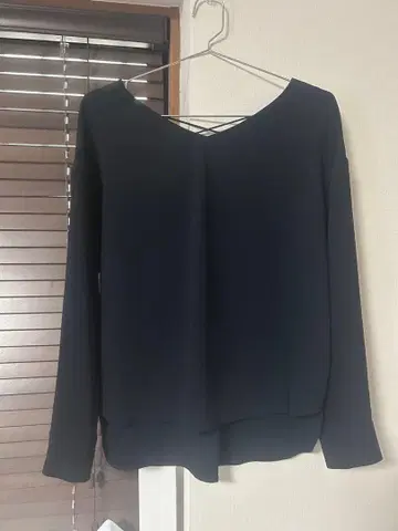 VICKY 네이비 V넥 크로스백 긴팔 블라우스