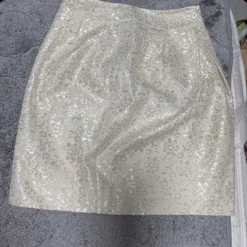 파우더 슈가 사다리꼴 스커트 화이트