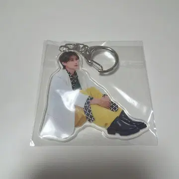 앉아있는 아크릴 키링 야마나카 유타로