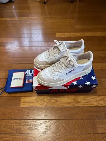 새상품급 AUTRY 오토리 메달리스트 레더 스니커즈 41 화이트